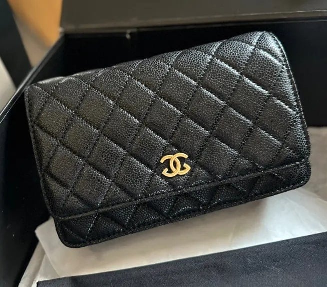 Designer look-alike handbag offered by DHgate vendor